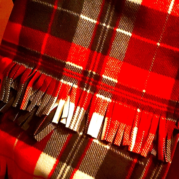 NWT Reversible Traditional Cape Poncho Rose Red Plaid Fringed Cape - Picture 6 of 17
